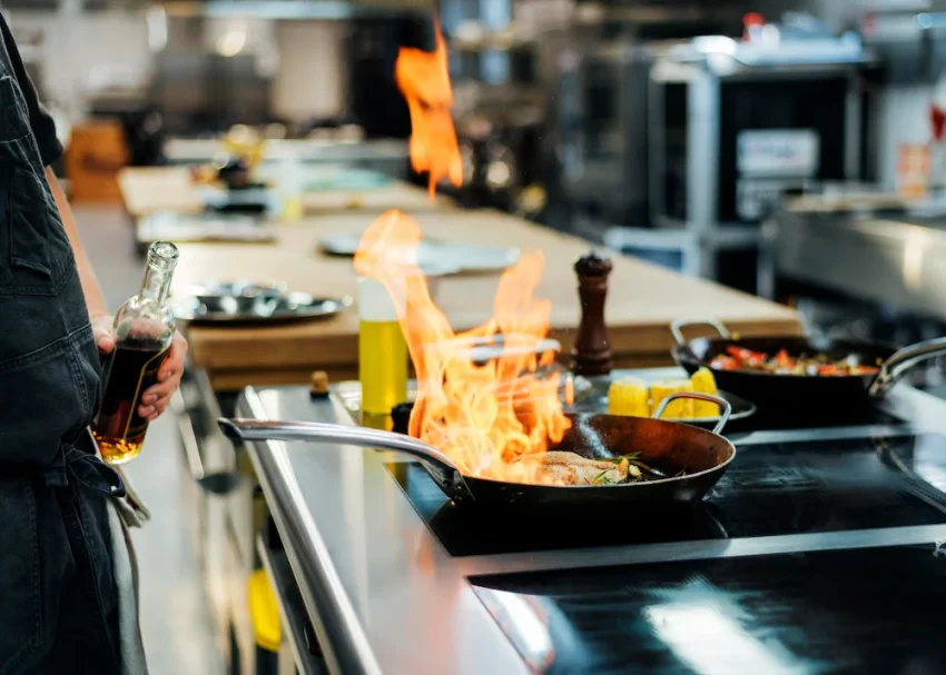side-view-chef-flambeing-dish-kitchen riesgo incendio
